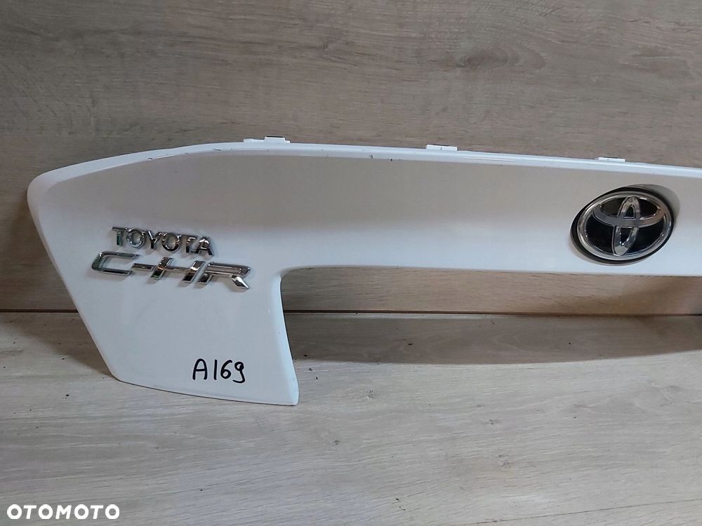 Toyota C-HR CHR spoiler blenda klapy tył listwa emblemat logo 76811-F4010 - 3