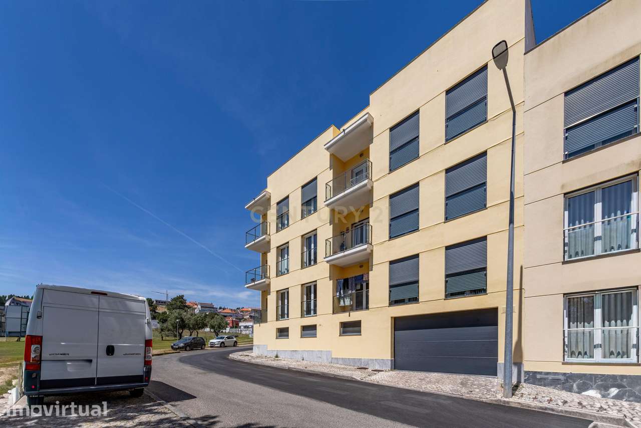 Apartamento T2 com Terraço e 2 Lugares de Estacionamento para Arrendam - Grande imagem: 3/25