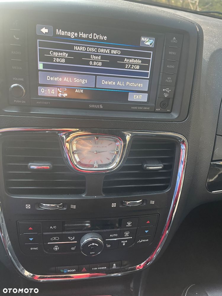 Chrysler Town & Country - 12