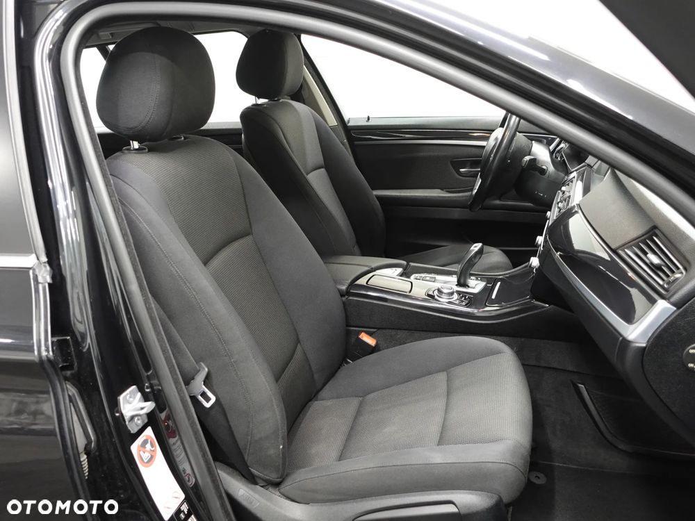 BMW Seria 5 525d xDrive Sport-Aut Modern Line - 26