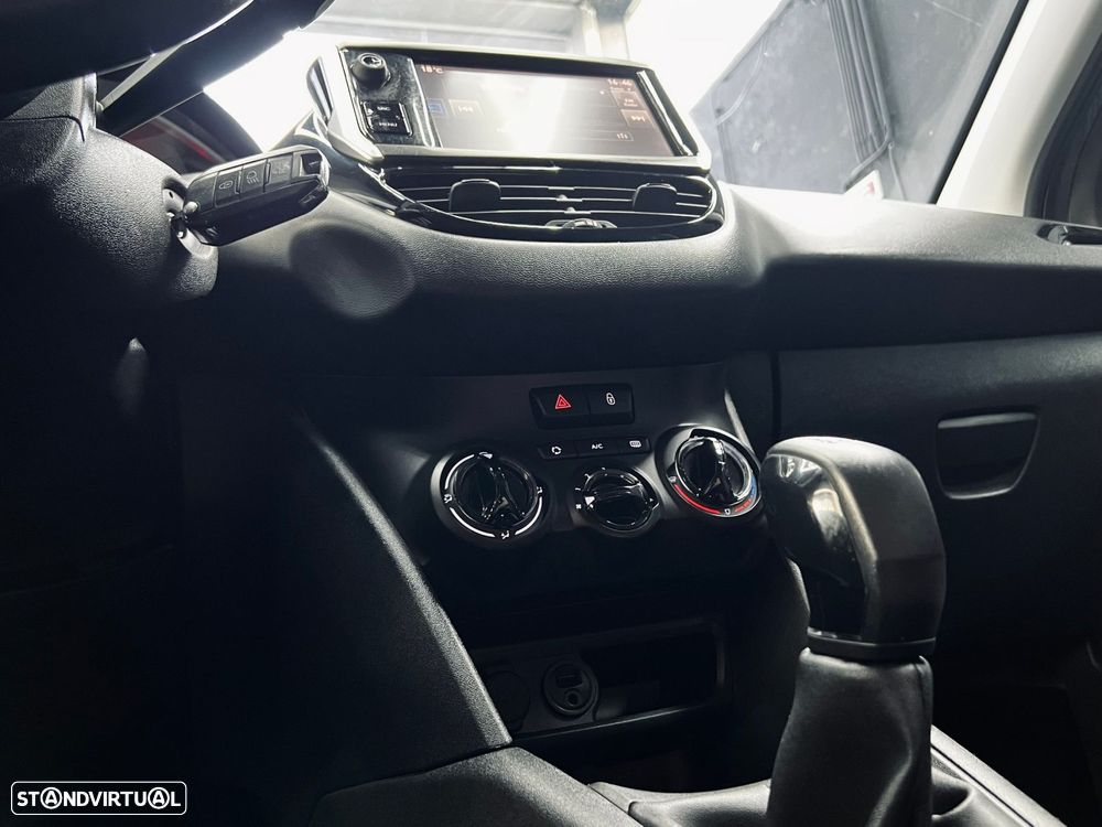 Peugeot 208 1.2 VTi SE Style - 14
