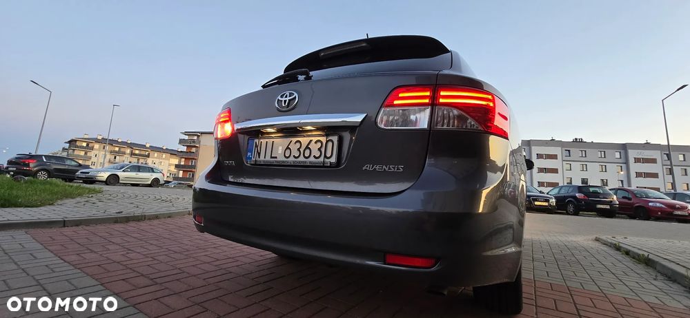 Toyota Avensis 2.0 D-4D - 12
