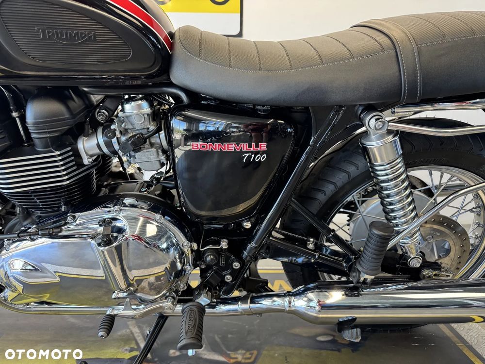 Triumph Bonneville - 25