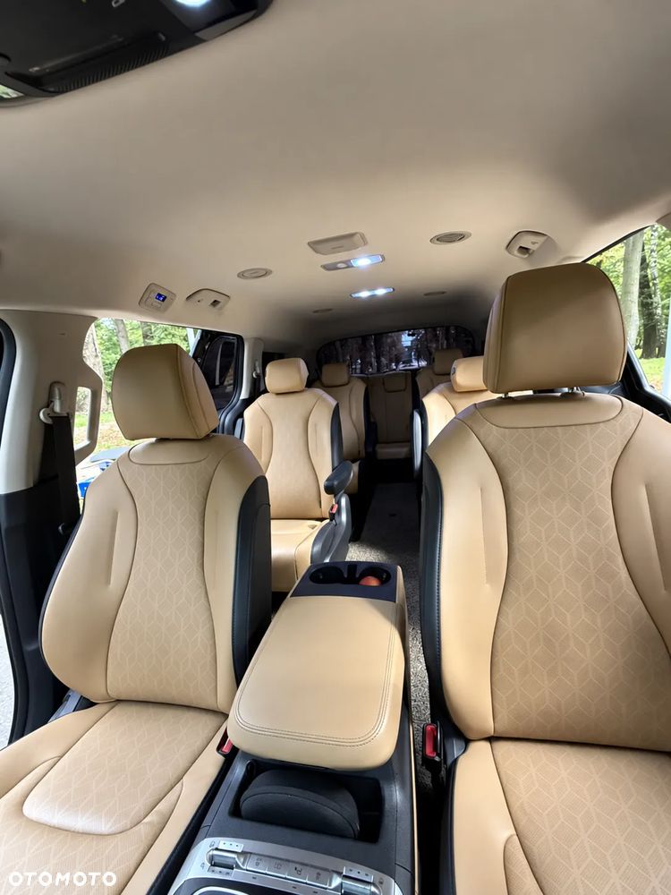 Kia Carnival - 17