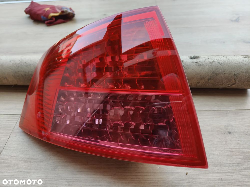 AUDI A8 D3 LAMPA TYL TYLNA LEWA BŁOTNIK IGŁA NIESPĘKANA - 4