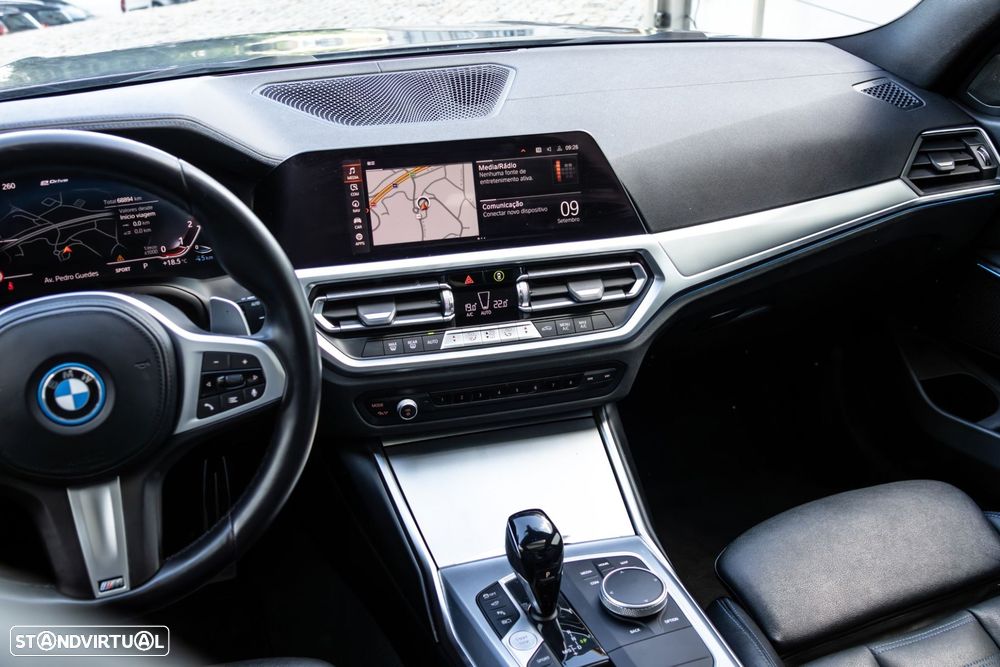 BMW 330 e Pack Desportivo M Pro Auto - 25