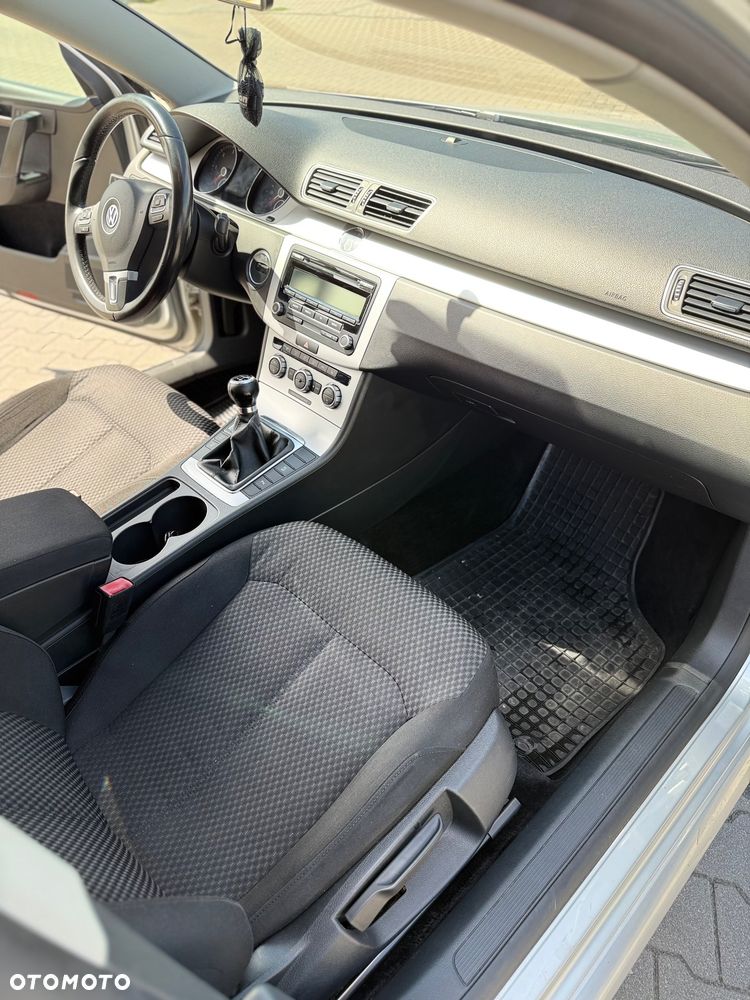 Volkswagen Passat 1.6 TDI Comfortline - 25
