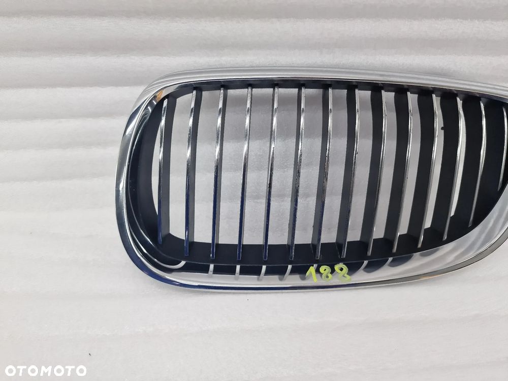 BMW E90 / E91 / E92 05- LEWA NERKA / ATRAPA / GRILL PRZEDNI PRZÓD Z CHROMOWANYMI PIONOWYMI PASECZKAMI ( ŻEBERKAMI ) , NR 1648030407 / 224059-10 / 224059 , NR AUKCJI GL188 - 5