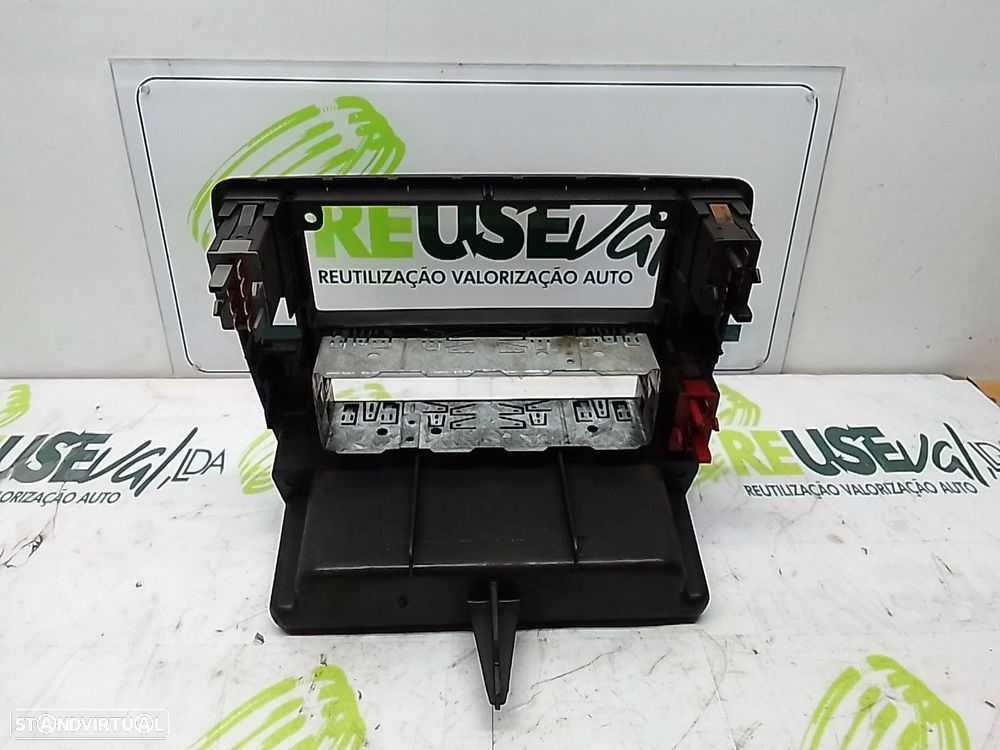 Embelezador De Radio Volkswagen Passat (3B2) - 2