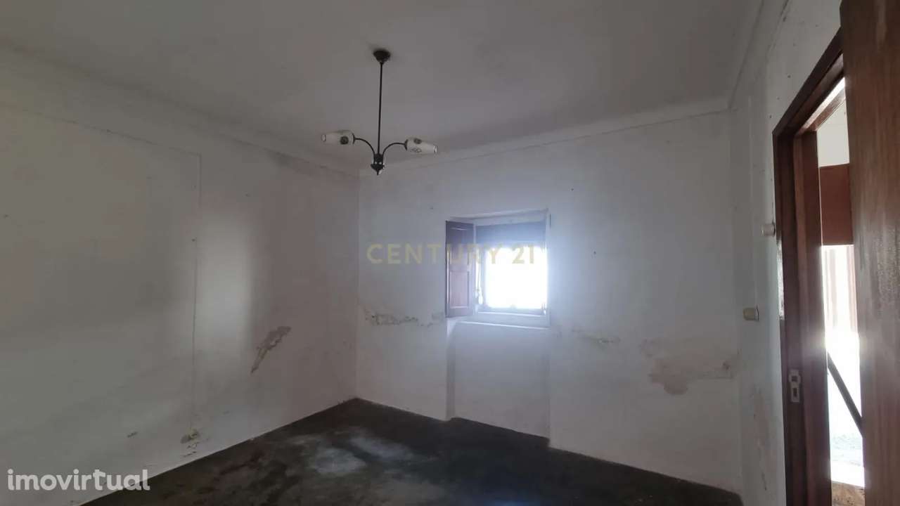 Moradia T3 com Terraço em Viana do Alentejo – Excelente Oportunidade! - Grande imagem: 2/8