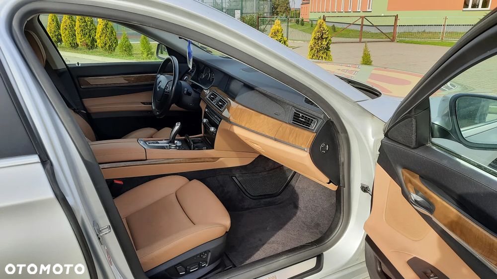 BMW Seria 7 750i - 13