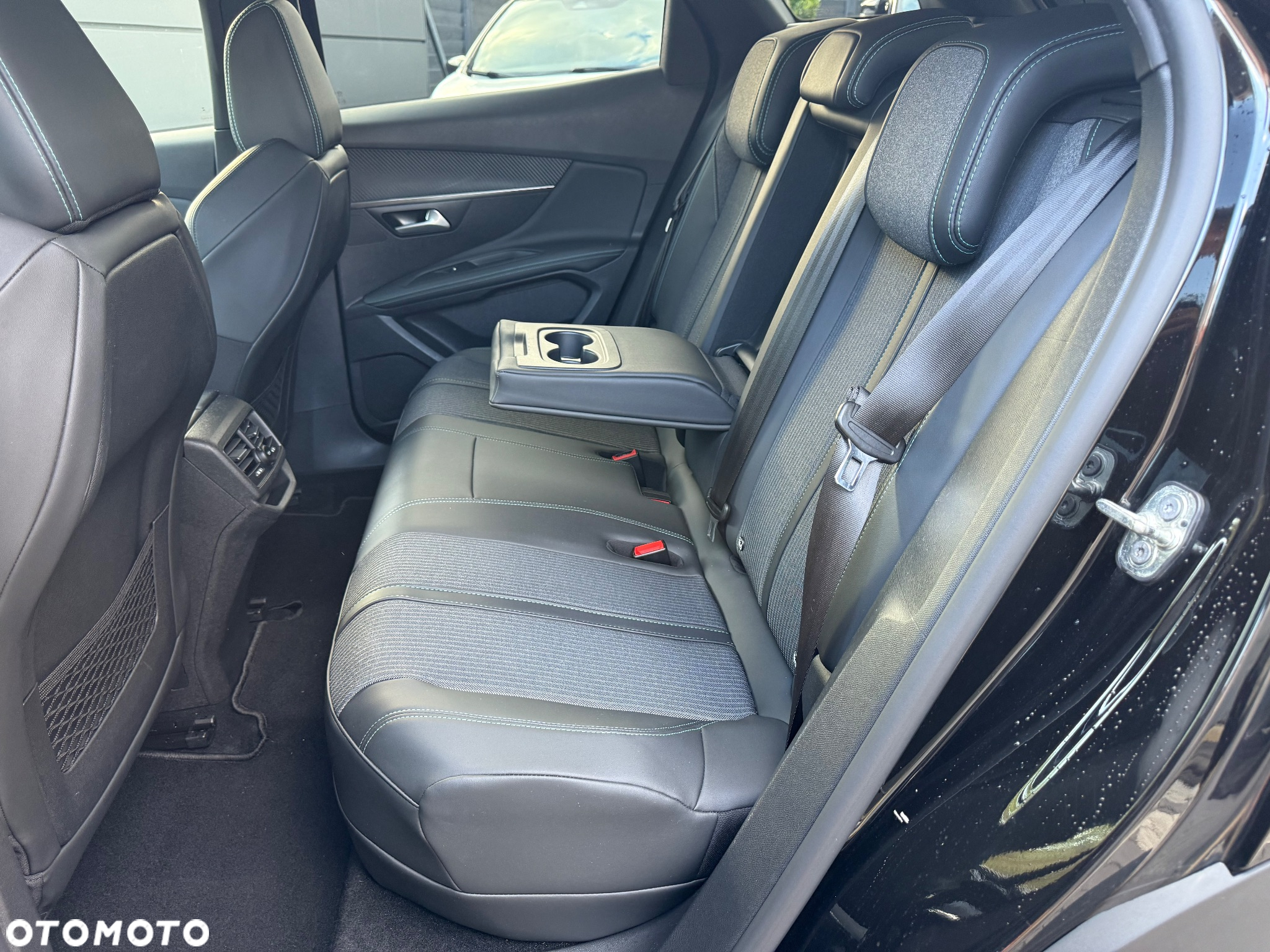 Peugeot 3008 1.6 PureTech HYbrid Allure S&S EAT8 - 8
