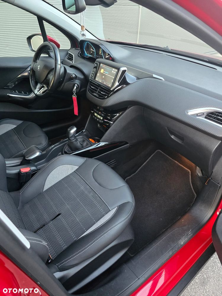Peugeot 2008 1.2 Pure Tech GPF Signature S&S - 13