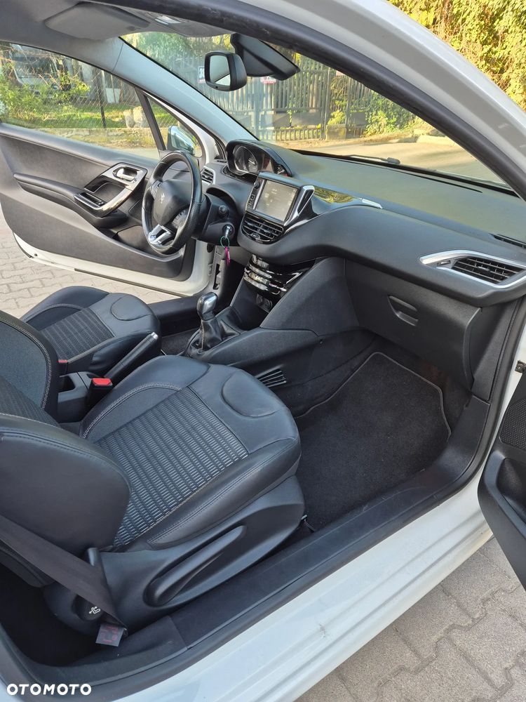 Peugeot 208 e-HDi 92 Stop&Start Allure - 11