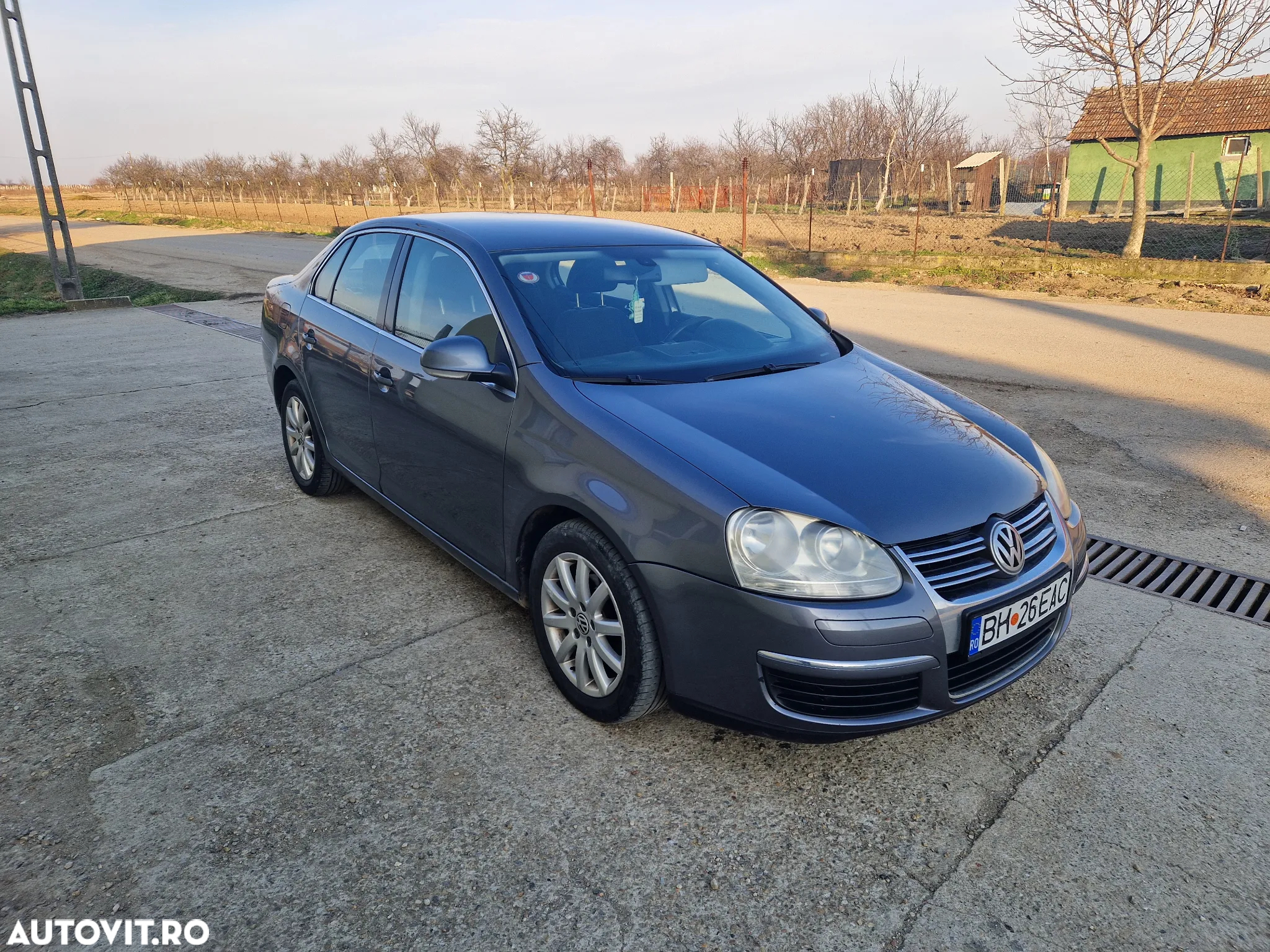 Volkswagen Jetta - 2