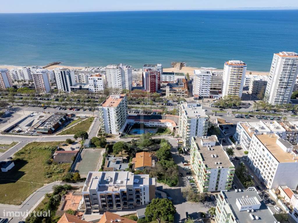 Terreno com projeto aprovado para 46 apartamentos em Quarteira - Grande imagem: 2/43