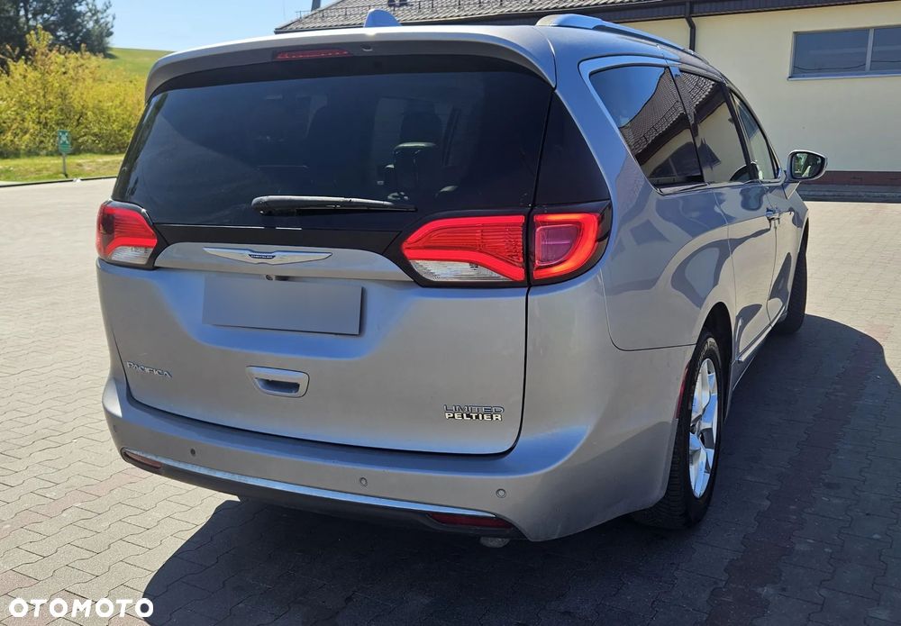 Chrysler Pacifica - 3