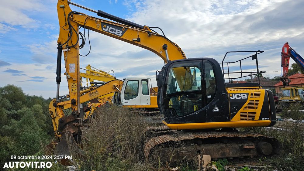 JCB JS 145 Excavator pe senile - 12