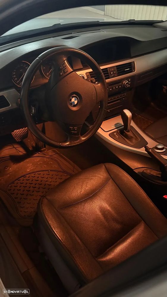 BMW 320 dA Touring - 12