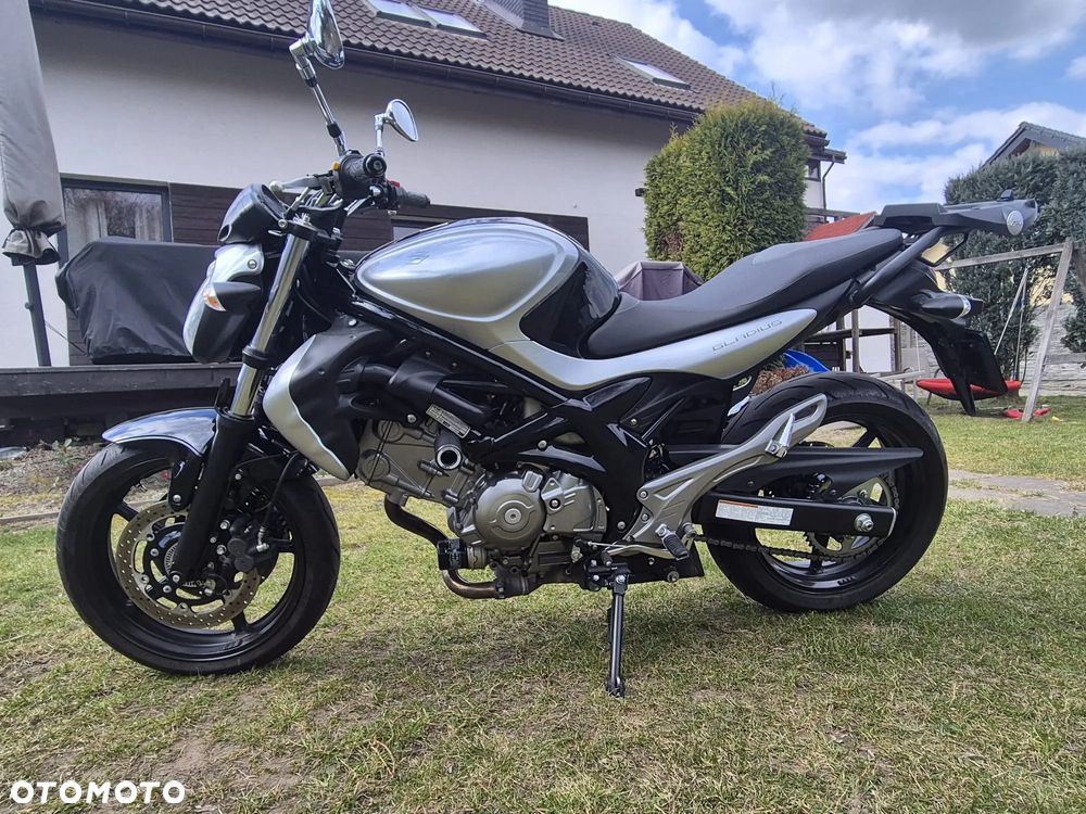Suzuki Gladius - 1