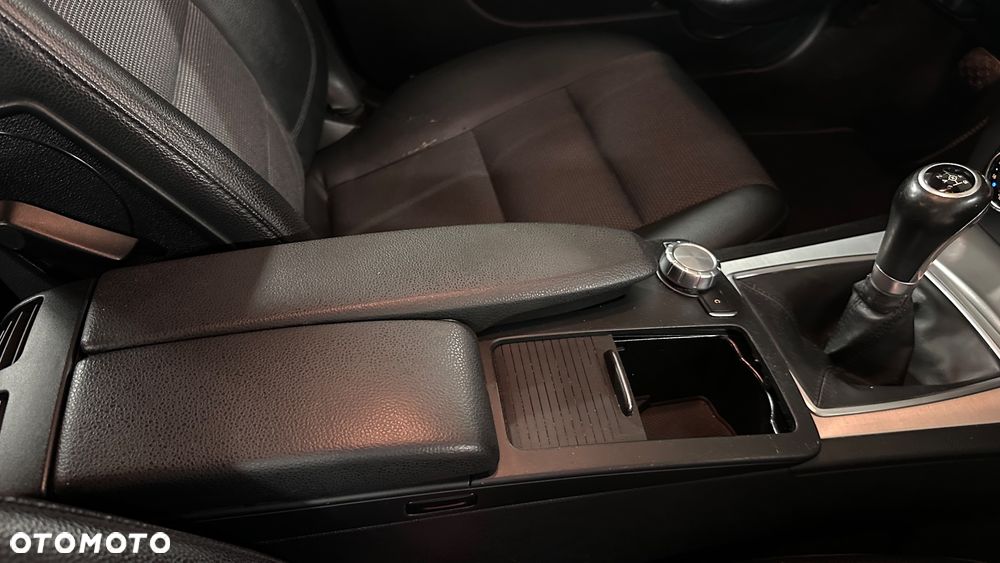 Mercedes-Benz Klasa C 180 BlueEFFICIENCY Avantgarde - 38