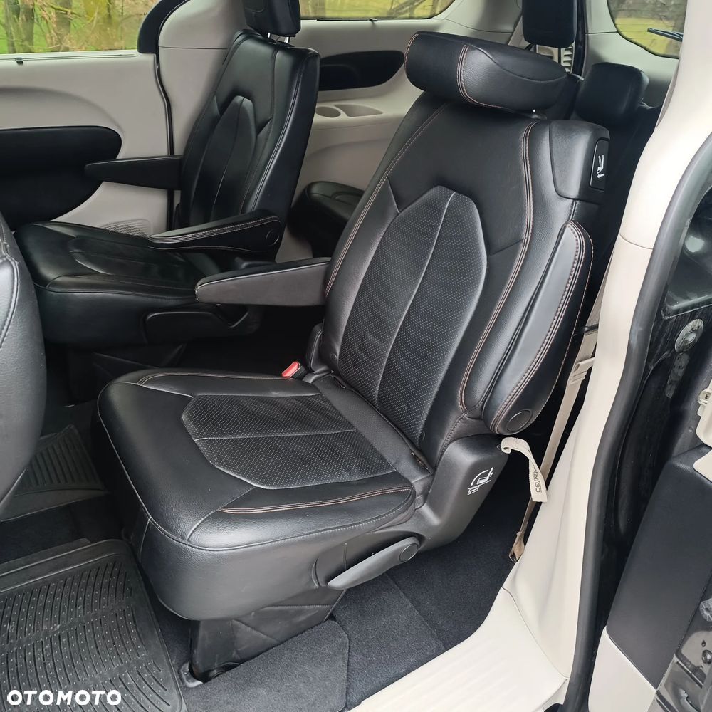 Chrysler Pacifica - 15