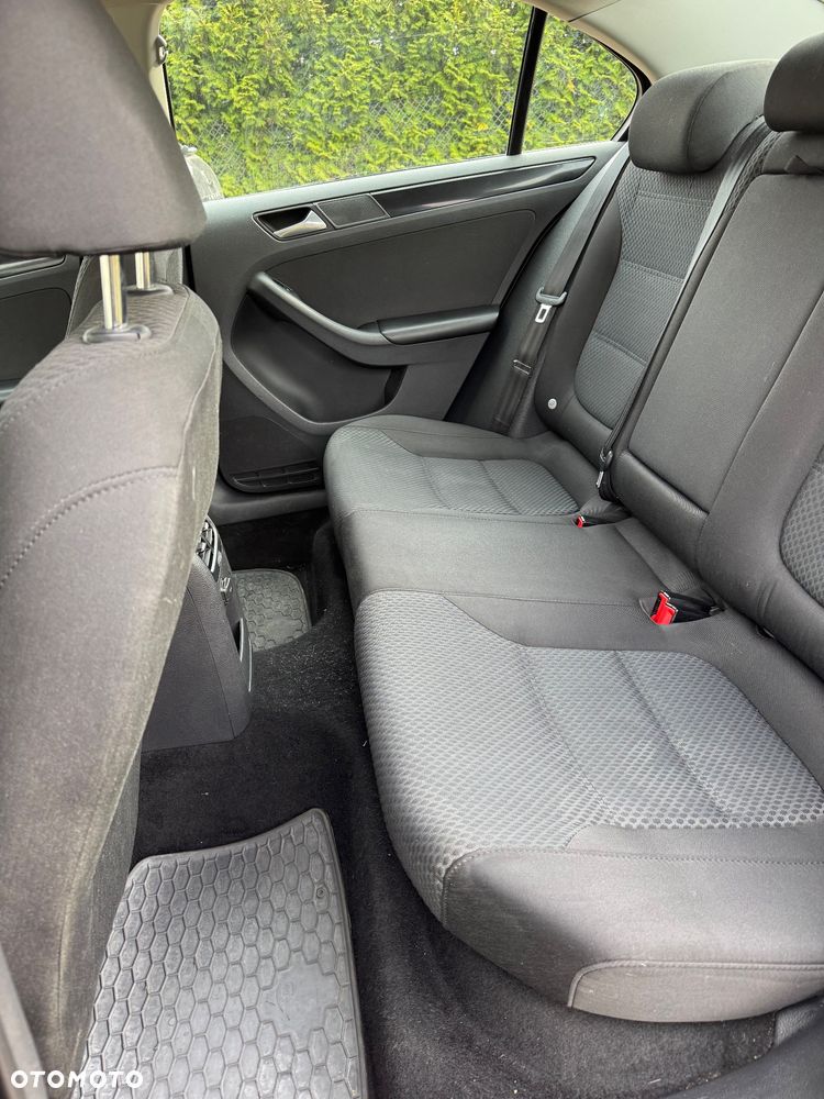 Volkswagen Jetta 1.6 TDI Trendline - 12