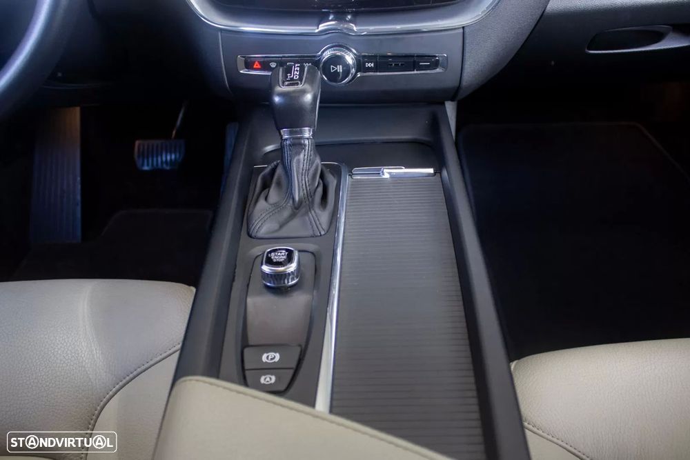 Volvo XC 60 2.0 D4 Momentum AWD Geartronic - 19