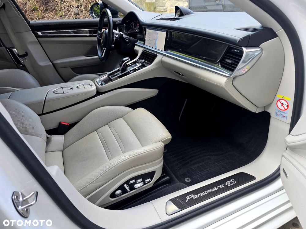 Porsche Panamera 4S - 19
