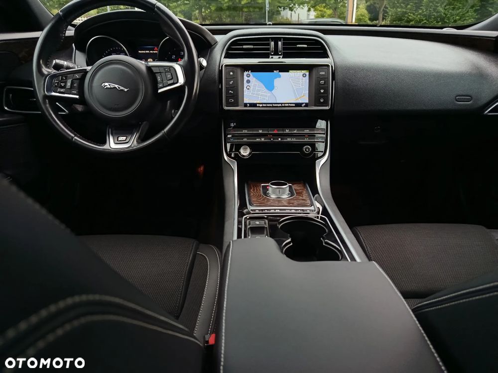 Jaguar XE D180 R-Dynamic S - 28