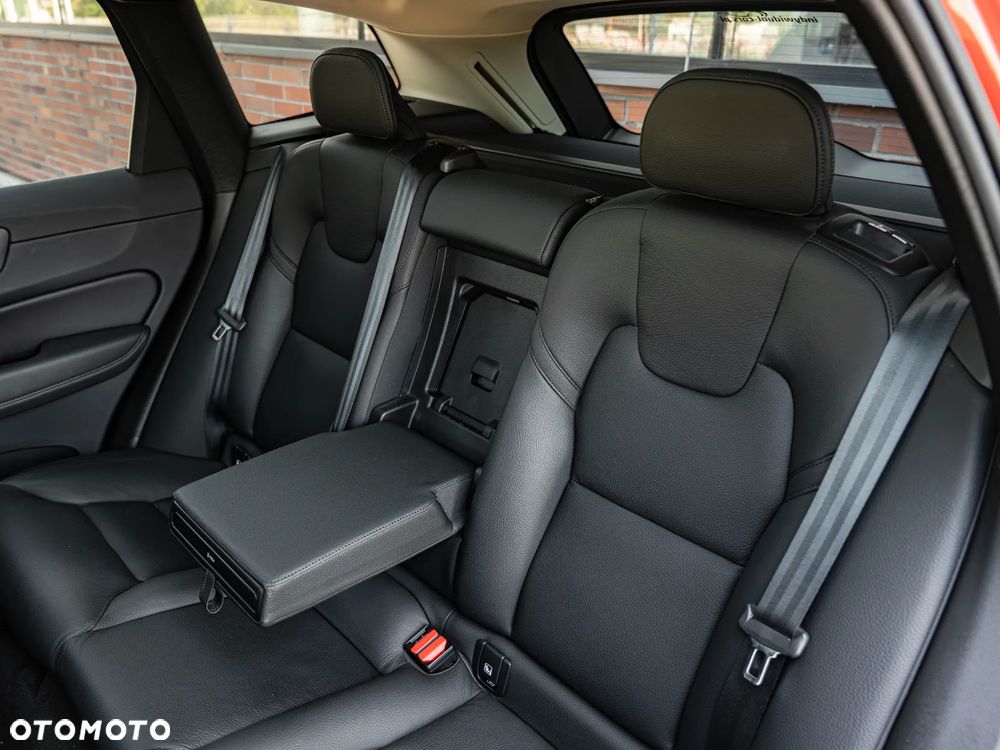 Volvo XC 60 B4 D Plus Dark - 29