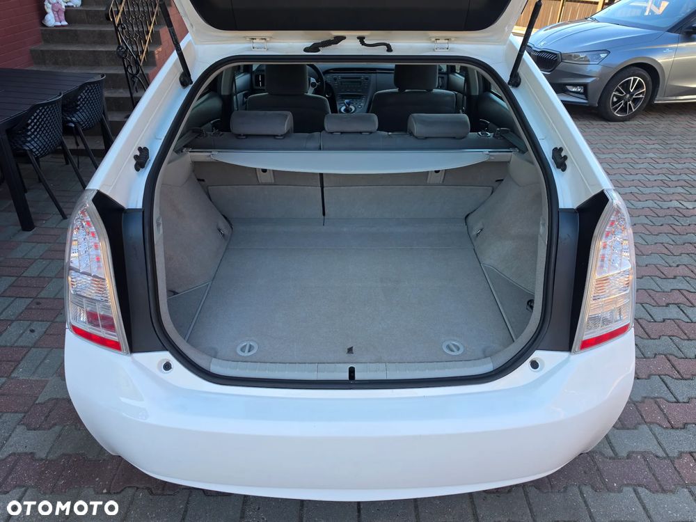 Toyota Prius (Hybrid) - 8