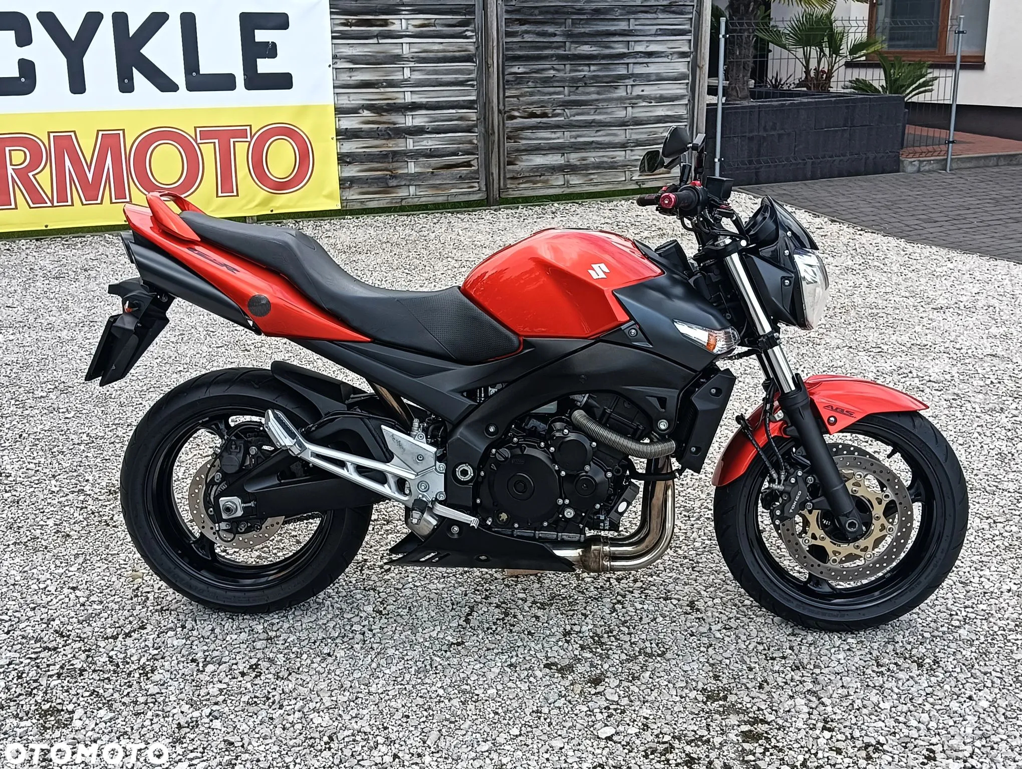 Suzuki GSR - 3