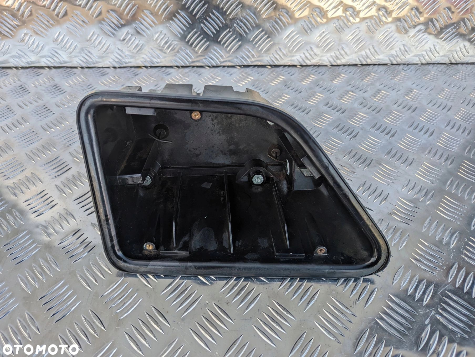 HALOGEN DACHOWY GLOBU PRAWY Z RAMKĄ SCANIA NTG - 5