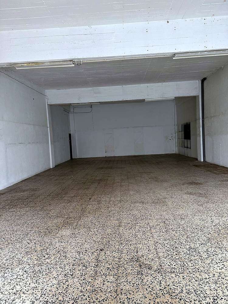 Armazém 200 m² em Camarate, acesso direto à rua e portão de correr - Grande imagem: 5/12