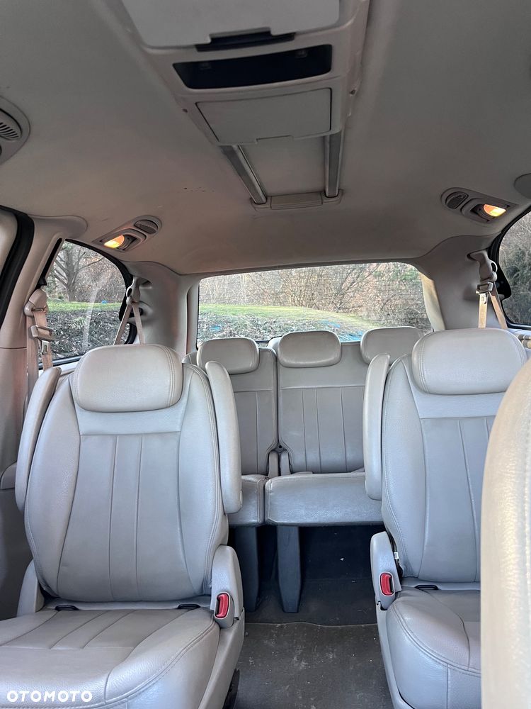 Chrysler Town & Country - 13