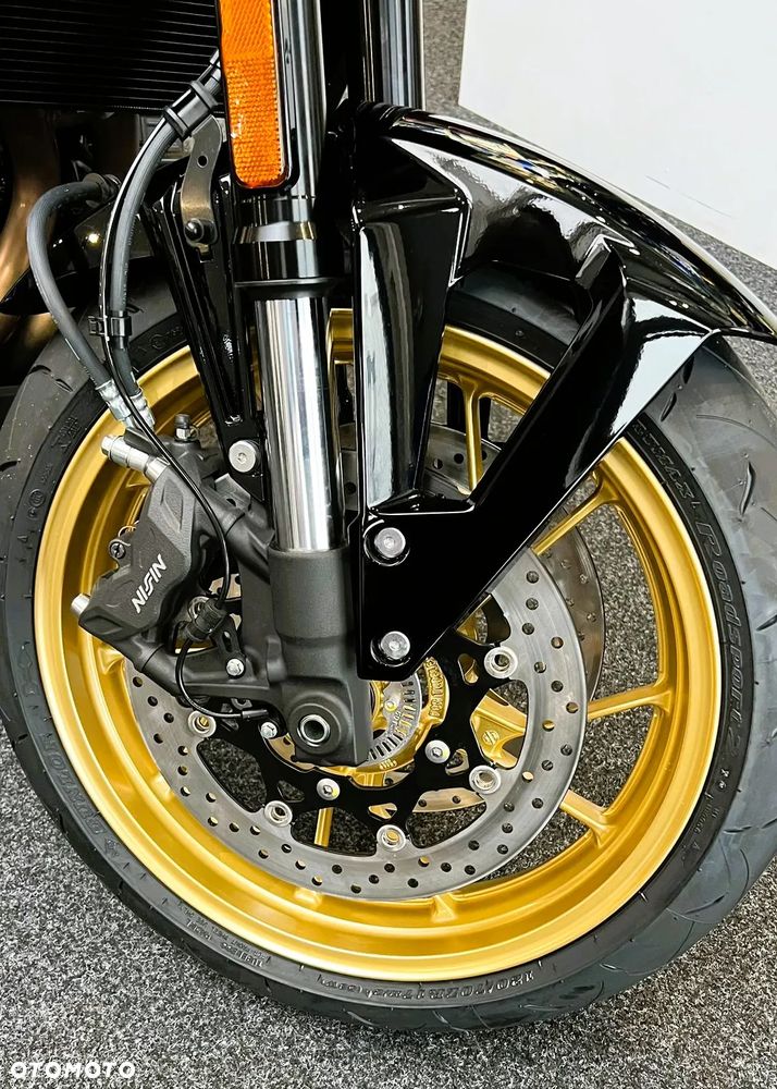 Suzuki GSX - 21
