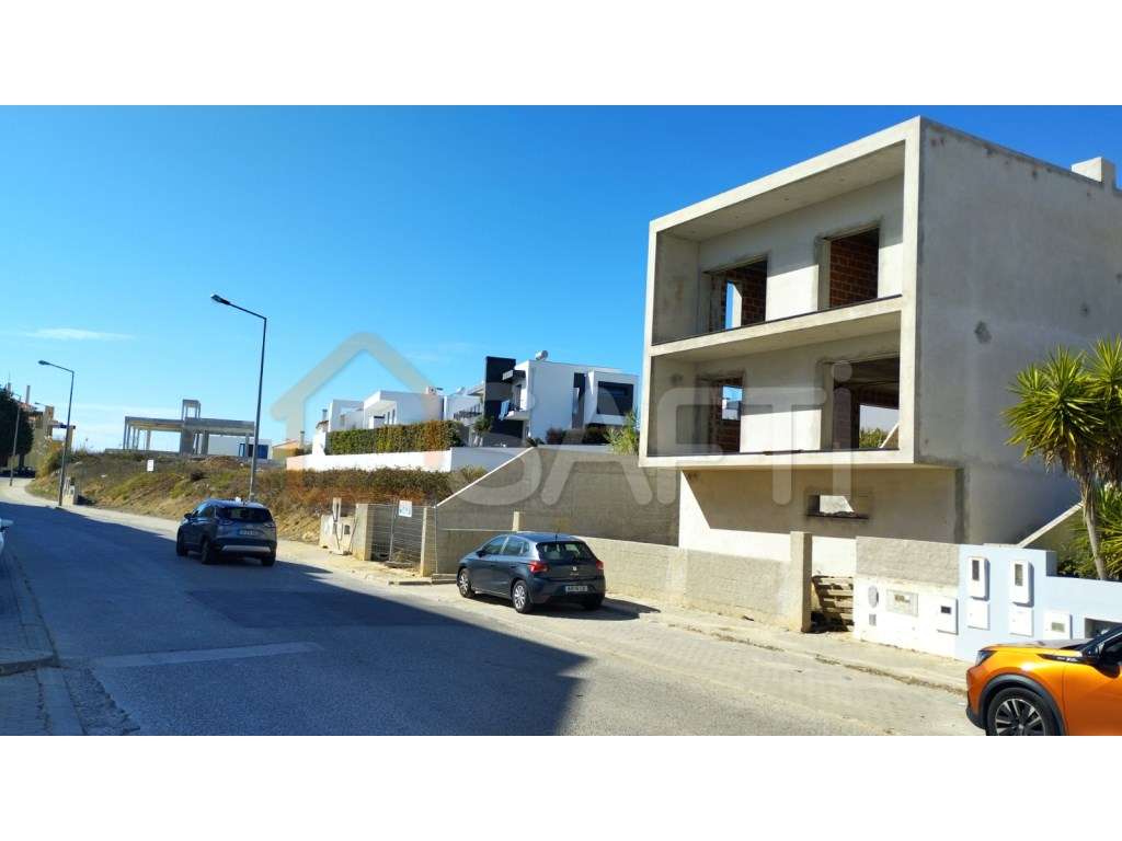 Moradia com 3 pisos em construção. O preço de 699000 euros é na atu... - Grande imagem: 4/11