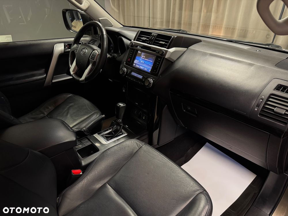 Toyota Land Cruiser - 22