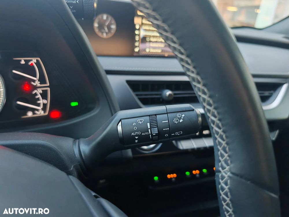 Lexus UX 250h FWD Executive - 21