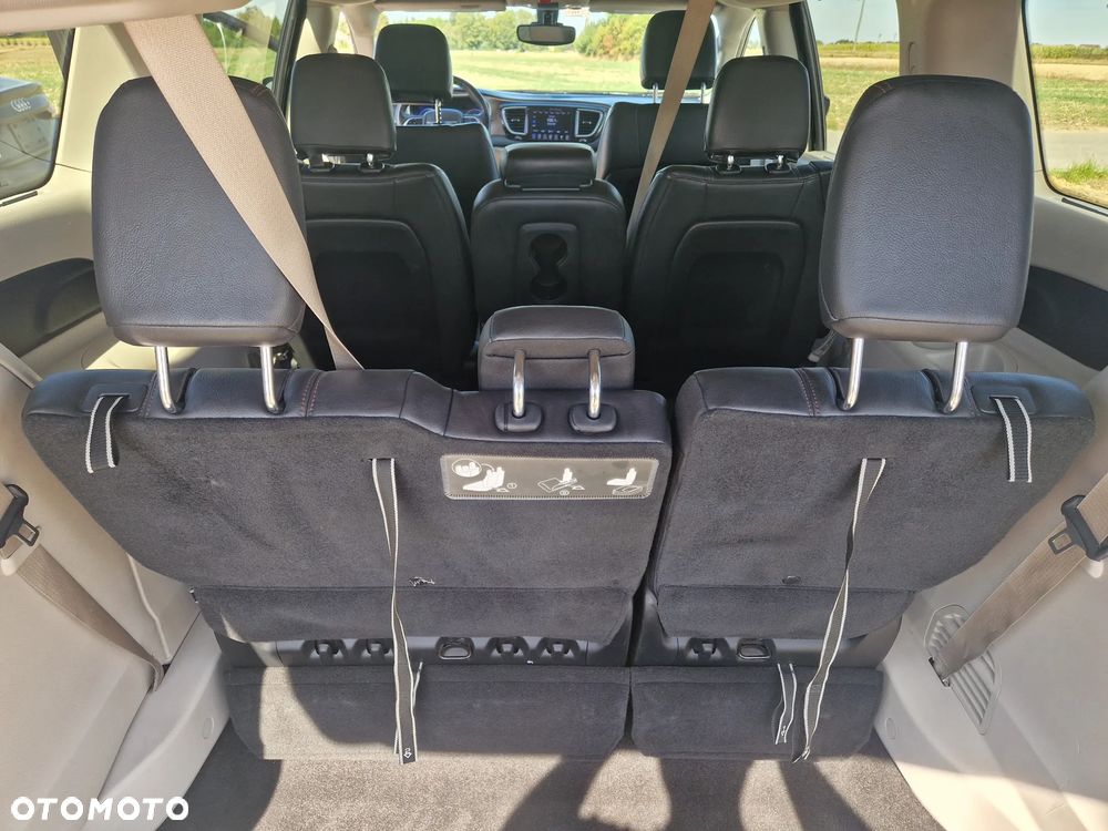 Chrysler Pacifica - 17