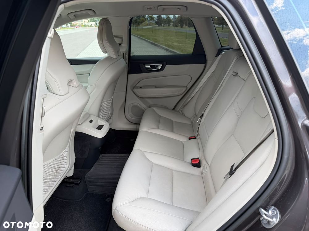 Volvo XC 60 B5 B AWD Plus Bright - 15
