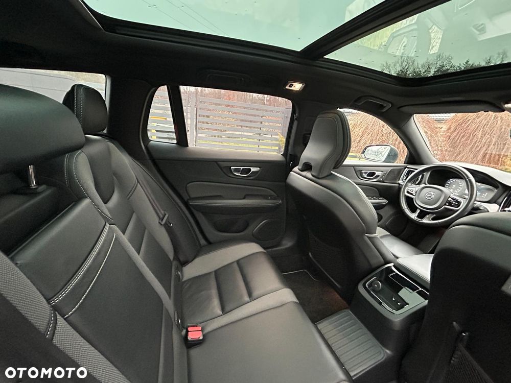 Volvo V60 T8 AWD Plug-In Hybrid R-Design - 10