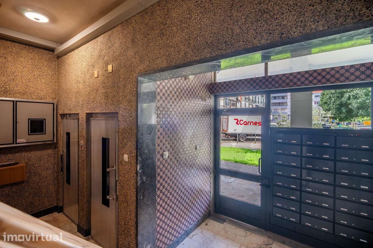 Luz, Conforto e Centralidade: T2 Remodelado no Coração da Damaia - Grande imagem: 2/23