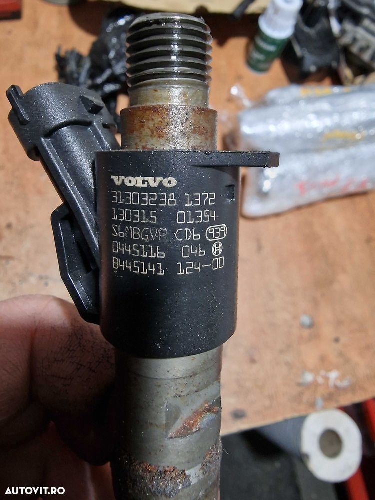 Injectoare Volvo 2.0 d 5 pistoane cod 0445116046 - 1
