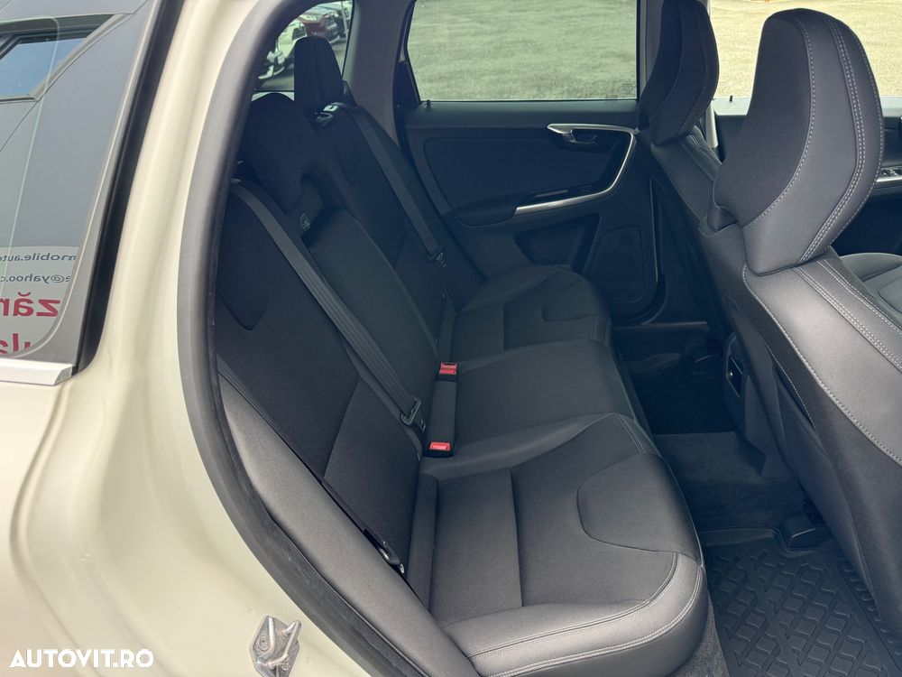 Volvo XC 60 D4 AWD Geartronic Momentum - 27