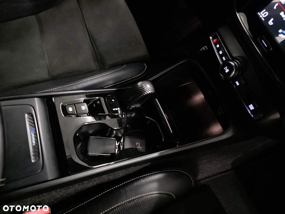 Volvo XC 40 D4 AWD R-Design - 19
