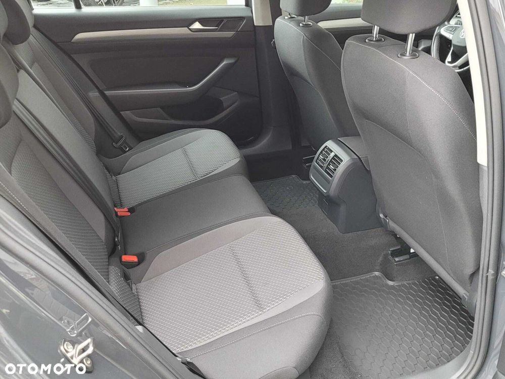 Volkswagen Passat - 11