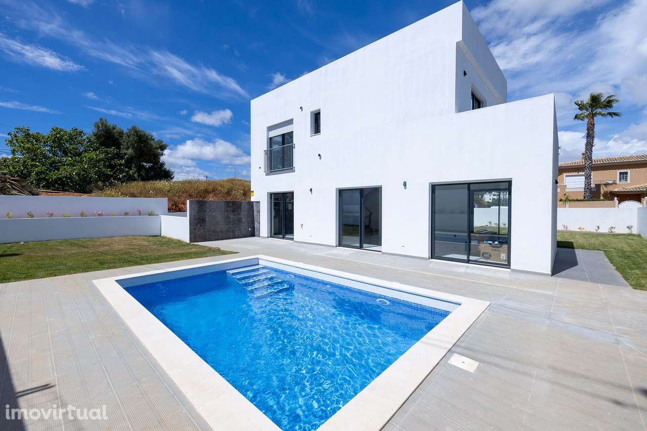 MORADIA DE LUXO T3+1 DE NOVA CONSTRUÇÃO PERTO DA MARINA DE LAGOS, EM L - Grande imagem: 2/32