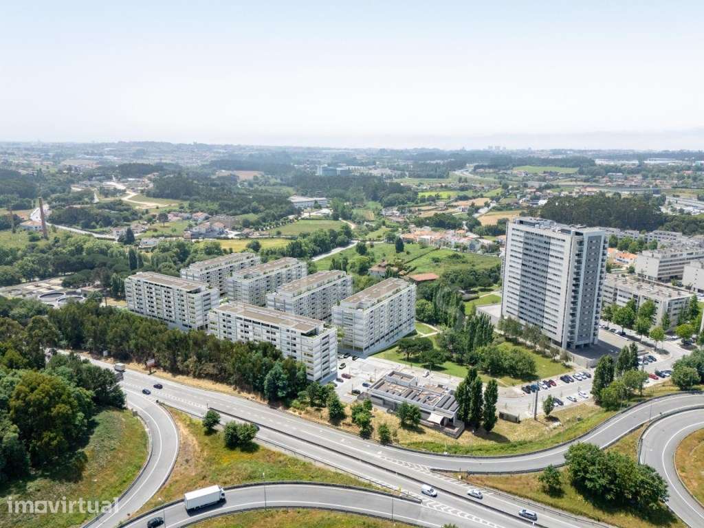 Loja com 360 m2 e estacionamento na Quinta da Moreira - Grande imagem: 2/44